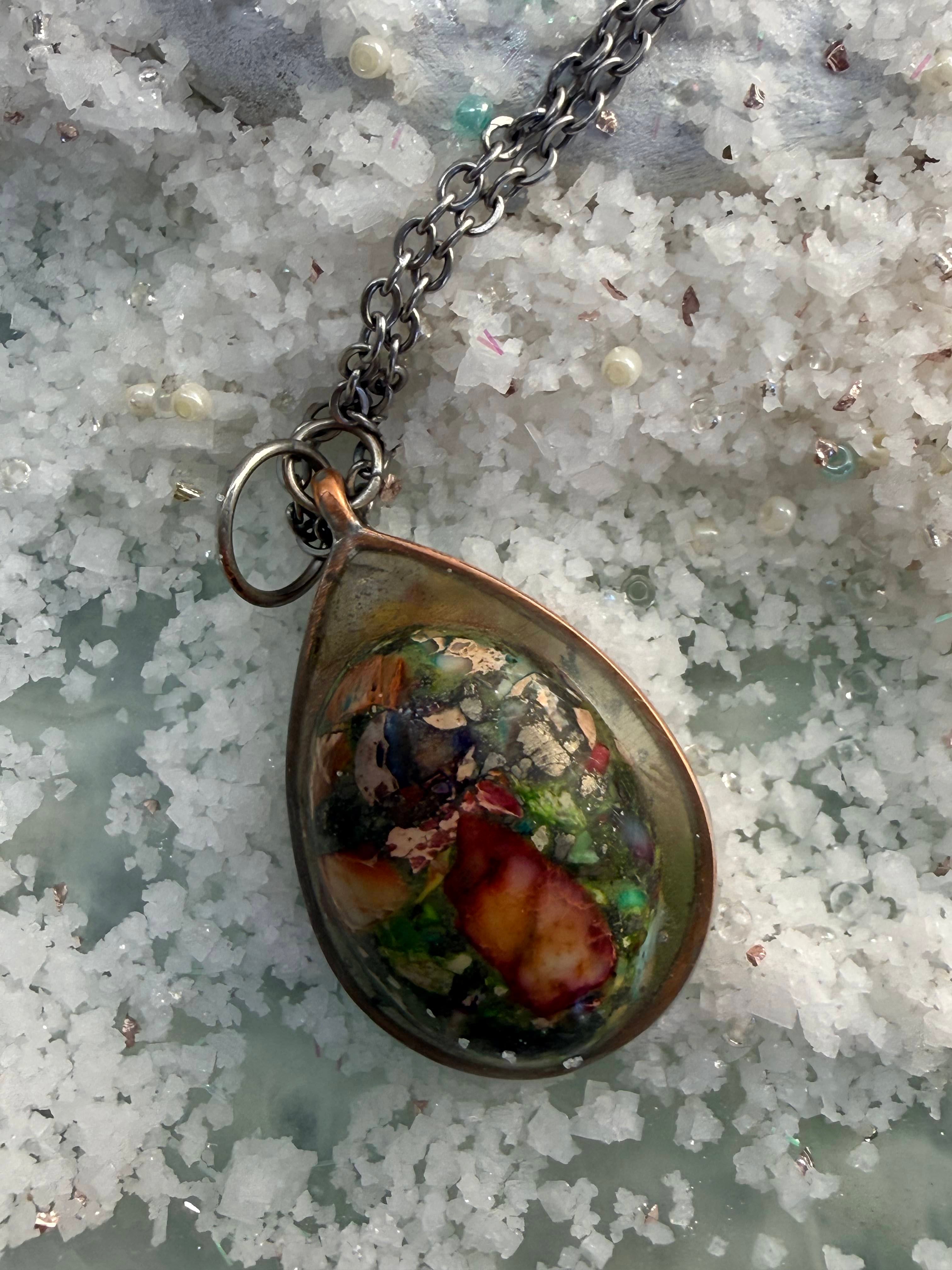 Artisan Resin Pendant Necklace with Preserved Flowers – Unique Teardrop Design with Silver Chain