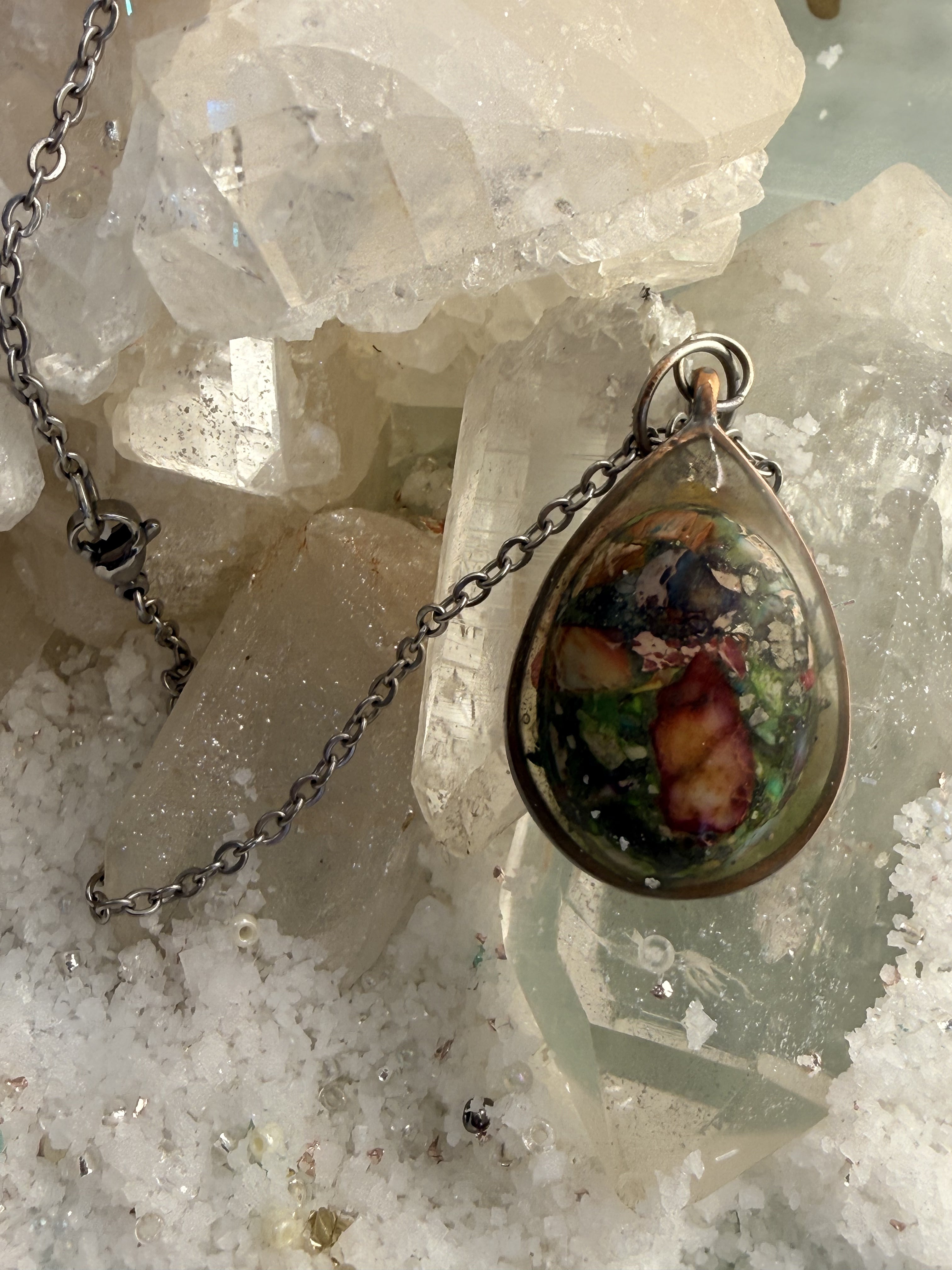 Artisan Resin Pendant Necklace with Preserved Flowers – Unique Teardrop Design with Silver Chain